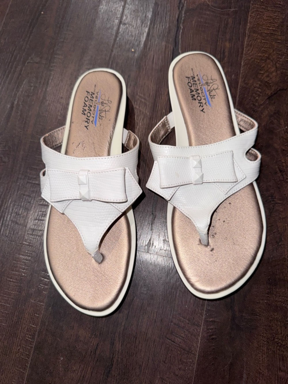 New Life Stride White Bow Toe-Post Sandals with Metallic Insole